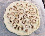 Foto del paso 3 de la receta: Pizza Blanca con Champiñones y Jamón York