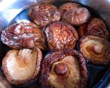 Hình bước làm 1 của món 🌱 Nấm Đông Cô Kho Tương Hột (Vegan)