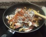 Foto del paso 7 de la receta: Salteado de pulpo con gulas y verduras