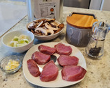 Foto del paso 1 de la receta: Solomillo de cerdo salteado con puerros y champiñones