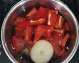 A picture of step 1 of Spaghetti with peppers sauce.