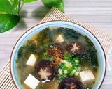 Hình bước làm 3 của món Canh Miso rong biển đậu hủ, nấm hương