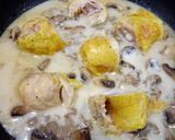 Foto del paso 5 de la receta: Muslos de pollo rellenos con salsa de setas