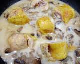 Foto del paso 5 de la receta: Muslos de pollo rellenos con salsa de setas