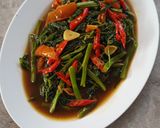 Foto langkah ke 4 dari resep Tumis Kangkung Saus Tiram.