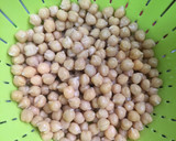 Foto del paso 1 de la receta: Garbanzos con bacon y cebolla