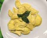 Foto del passaggio 6 della ricetta Lunette di ricotta al profumo di limone a burro e salvia