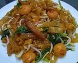 Foto langkah ke 8 dari resep Kwetiau goreng topping siomay dan sosis.