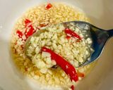 Hình bước làm 2 của món Khô cá đù chiên giấm gừng 🧄🌶️
