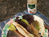 Tacos de lechuga morada y milanesa de pollo con salsa de ajo