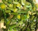 Foto del passaggio 4 della ricetta Quiche di asparagi, porri e cipolle fresche