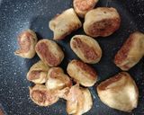 Foto langkah ke 5 dari resep Gohyong / Ngohiong Ayam Mantulity.