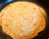 Foto del passaggio 3 della ricetta Piadina al farro con pomodoro rucola e caprino