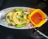 A picture of step 4 of Round besan dhokla.