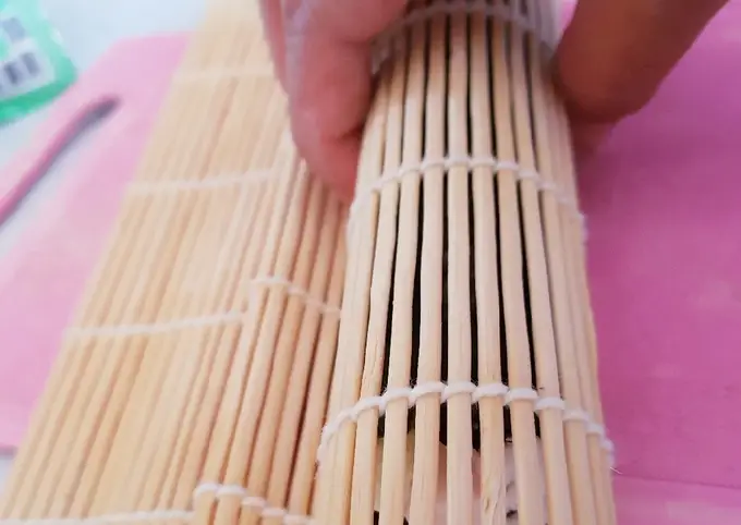 Langkah-langkah untuk membuat Cara bikin Sushi rumahan sedap ðŸ˜