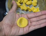 Foto langkah ke 3 dari resep Klepon Labu Kuning Isi Keju Oles.