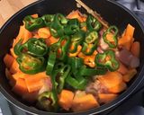 Une image de l'étape 10 de Carottes au lard, poivrons verts et raisins secs.