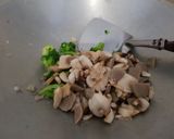Foto langkah ke 2 dari resep Tumis jamur kancing brokoli saus tiram.