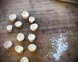 Foto del paso 4 de la receta: Gyozas caseras de nísperos y queso