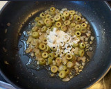 Foto del paso 5 de la receta: Filetes de ternera en salsa con aceitunas