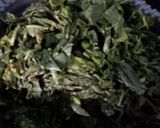 Foto langkah ke 1 dari resep Sayur Daun Singkong bumbu Kuning.