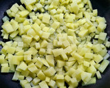 Foto del paso 1 de la receta: Tortilla de patata rellena de jamón y queso
