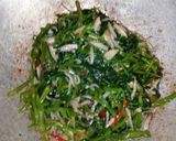 Foto langkah ke 5 dari resep Tumis kangkung teri.