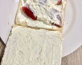 Foto langkah ke 4 dari resep Strawberry Sandwich.