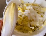 Hình bước làm 2 của món Diếp Quăn Trắng Endive Xào Lardon & Phô Mai Xanh Gogonzola
