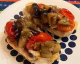 Foto del paso 3 de la receta: Bruschettas de 🍆 🍅 🧄 y aceitunas negras
