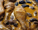 Foto del paso 8 de la receta: Pollo en salsa con ciruelas y champiñones