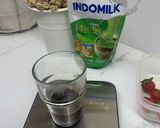 Foto langkah ke 1 dari resep Strawberry matcha latte.
