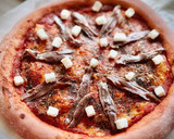 Foto del paso 6 de la receta: Pizza especial rosa dos quesos con anchoas