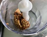 Une image de l'étape 2 de Sauce verte à la moutarde, ail et persil.