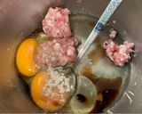 รูปขั้นตอนการทำที่ 1 ของ ไข่เจียวหมูสับ เหลืองทอง หอมกรุ่น