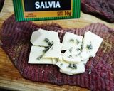 Foto del paso 2 de la receta: Milanesa rellena de queso y salvia