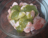 Foto del paso 2 de la receta: Jamoncitos de pollo embarrados en mojo y asados en freidora de aire con papas fritas
