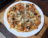 Foto del paso 3 de la receta: Pizza de atún con cebolla frita, zanahoria encurtida y olivas