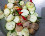 Foto langkah ke 3 dari resep Tumis Oyong Jamur Enoki.