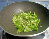 Foto langkah ke 4 dari resep Tumis Kubis Buncis Jamur.