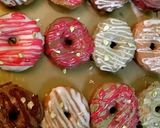 صورة لخطوة 11 من وصفة دوناتس بطعم الشوكولا وزبدة الفستق والجليز 🍩