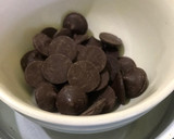 Foto del paso 2 de la receta: Nueces rellenas de dulce de leche y bañadas en chocolate