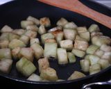 A törökös sült padlizsán darált húsos raguval és citromos görög joghurttal recept fázis 2 fotója