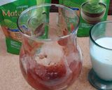 Foto langkah ke 1 dari resep Strawberry Matcha Latte.