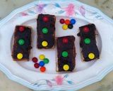 A picture of step 4 of Traffic lights sandwiches for kids.