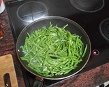 Foto del paso 2 de la receta: Pechuga asada con salteado de arroz con judías verdes y pasas