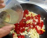 Foto del paso 2 de la receta: Filetes de merluza con pimientos de piquillo y ajos confitados