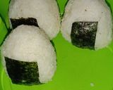 Foto langkah ke 3 dari resep Onigiri(Nasi Kepal Jepang).