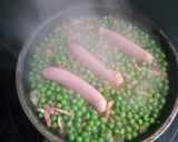 Foto del paso 2 de la receta: Salchichas al vapor de guisantes a la cerveza con bacon