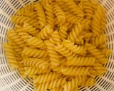 Foto del paso 10 de la receta: Tirabuzones con lomitos de atún